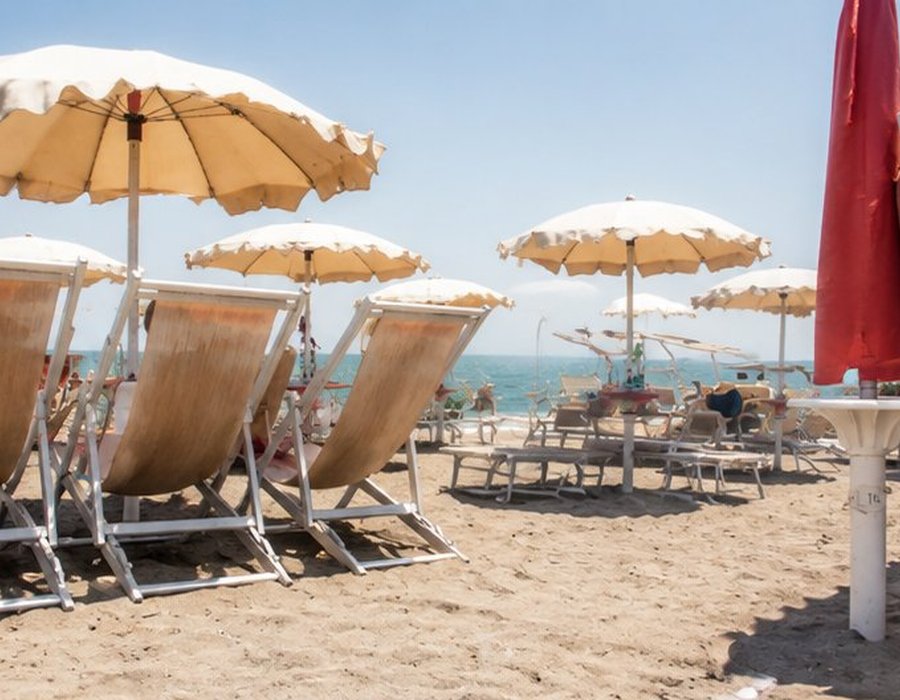 Sdraio e ombrelloni in spiaggia a Marechiaro Ostia