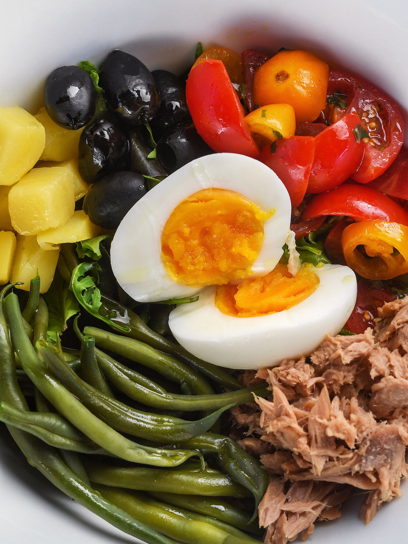 Insalata Riviera con tonno, uovo e fagiolini servita a pranzo al Marechiaro di Ostia