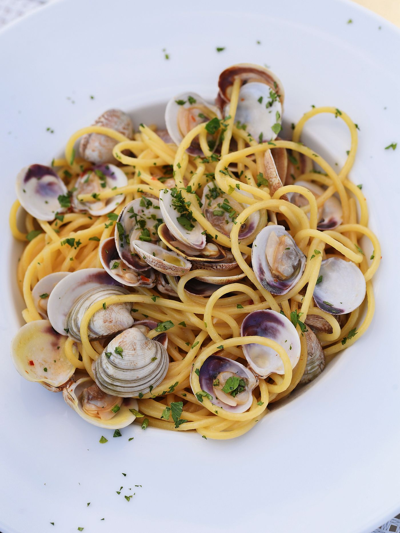 Spaghetti alle vongole serviti al ristorante sul mare del Marechiaro a Ostia