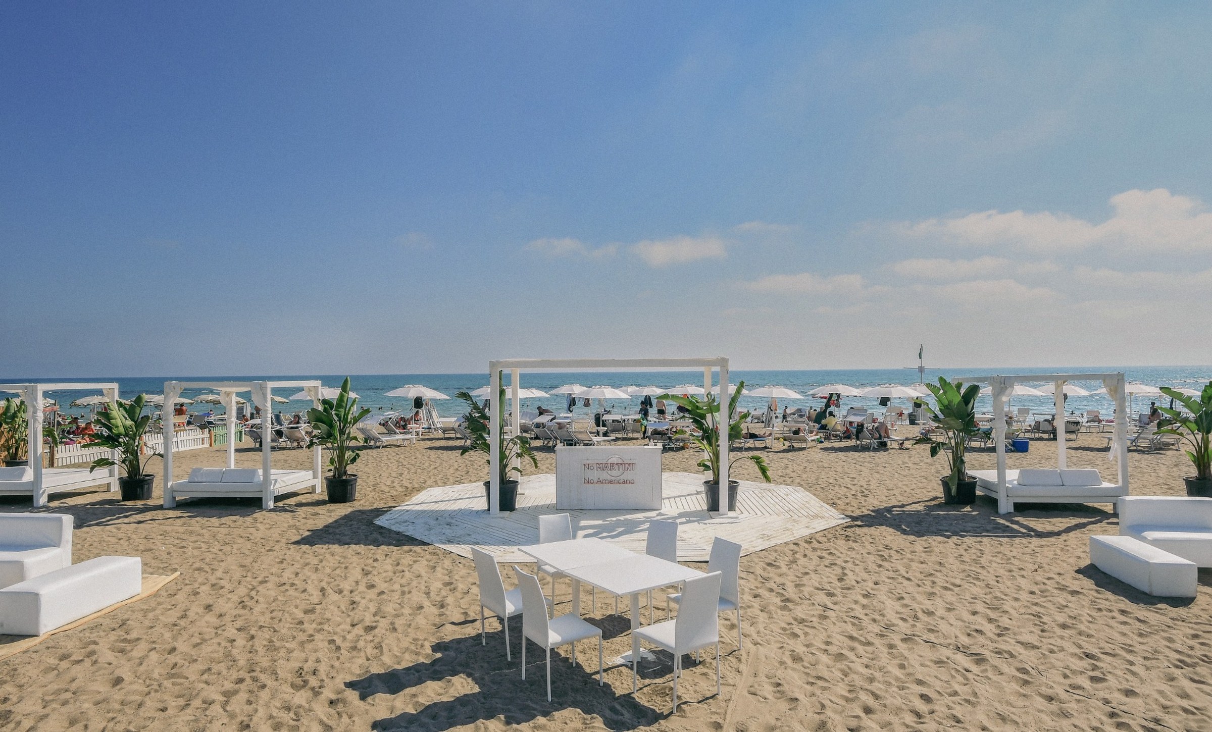 Lo stabilimento Marechiaro con i tavoli del ristorante sulla sabbia, a Lido di Ostia