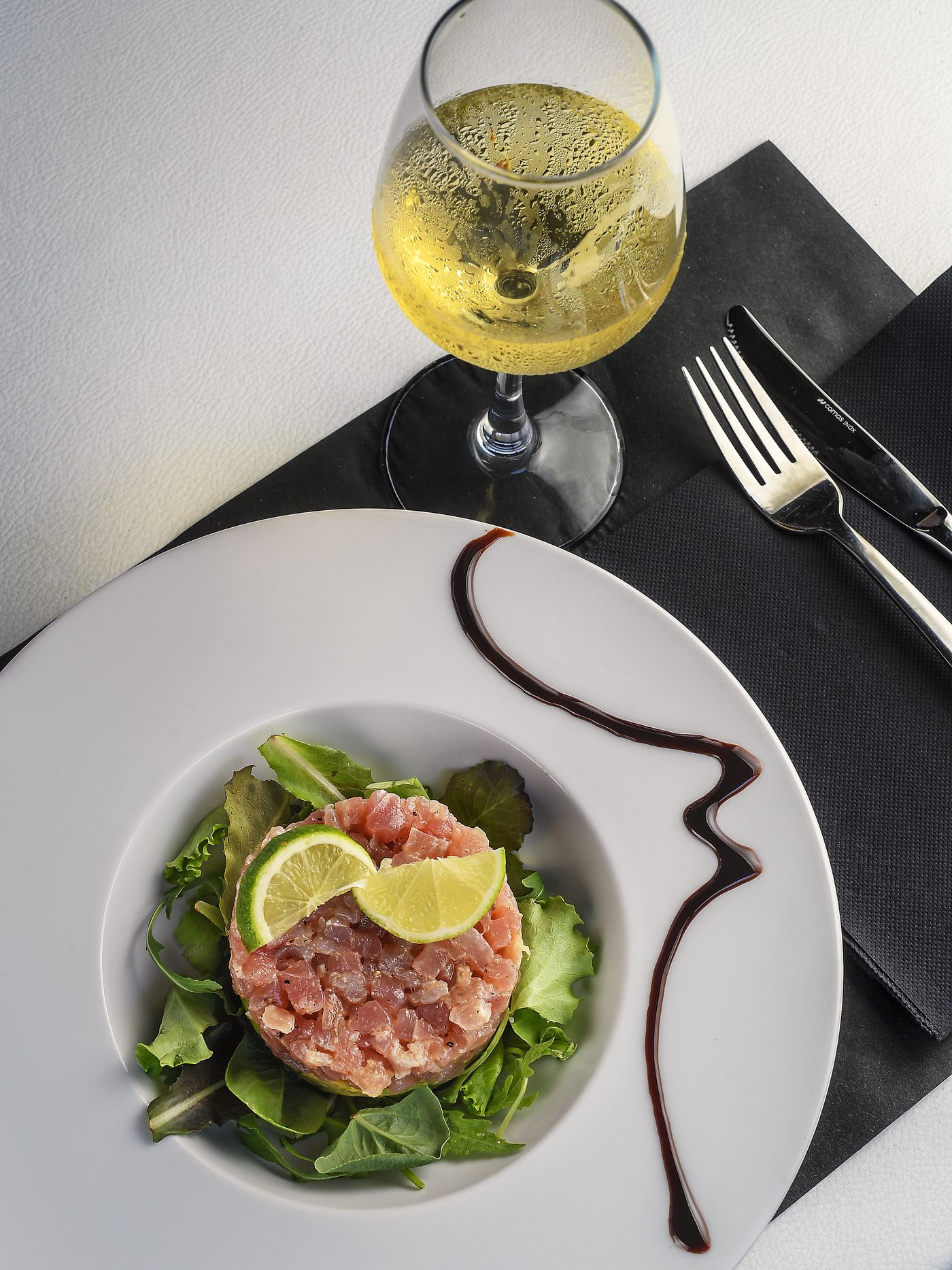 Tartare di tonno servita a cena al ristorante sul mare del Marechiaro a Ostia